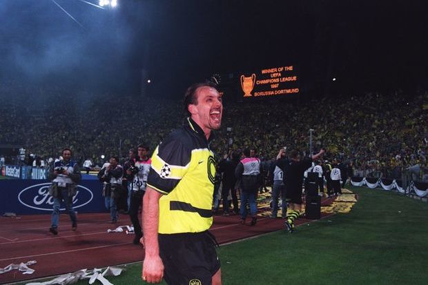Champions 96/97: Contra o campeão e na casa do rival