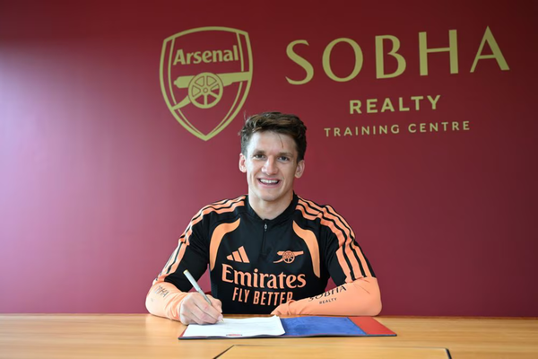 Arsenal reforça frente de ataque com Christos Tzolis
