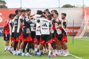 Benfica goleia Estrela da Amadora em jogo de preparação