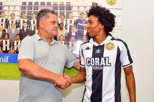 Nacional reforça-se com internacional jovem pelo Equador