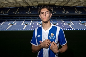 Matteo Ferreira assina contrato profissional com o FC Porto