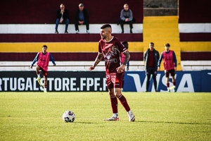 Lateral esquerdo com 223 jogos na I Liga renova pelo Oriental