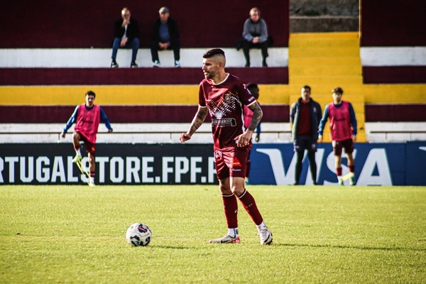 Lateral esquerdo com 223 jogos na I Liga renova pelo Oriental