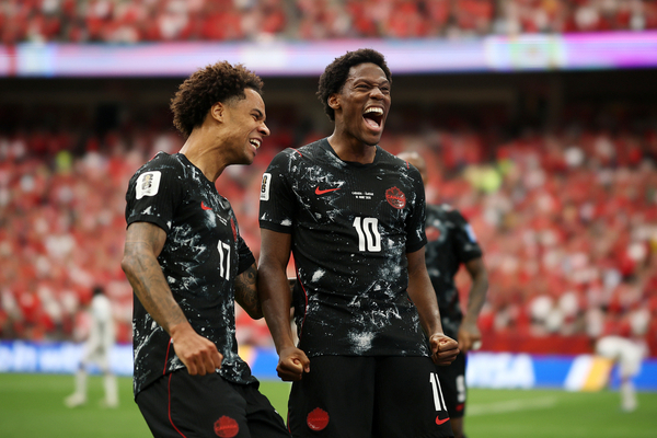 Hat-trick, dupla expulsão e lesão arrepiante: Vancouver recebeu festa canadiana