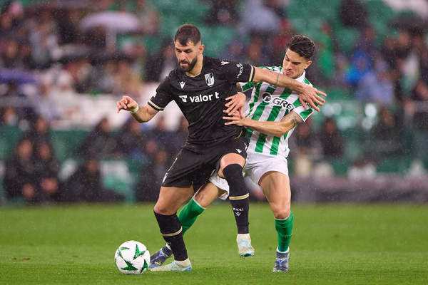 Vitória SC anuncia saída de Nélson Oliveira