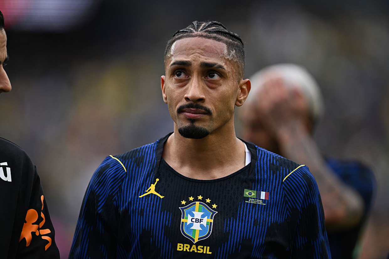 Raphinha sofreu lesão e é baixa para Brasil e Barcelona