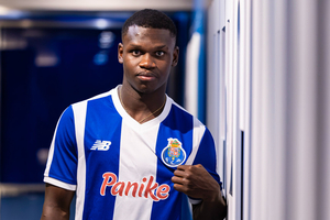 Domingos Muxito assina contrato profissional com o FC Porto
