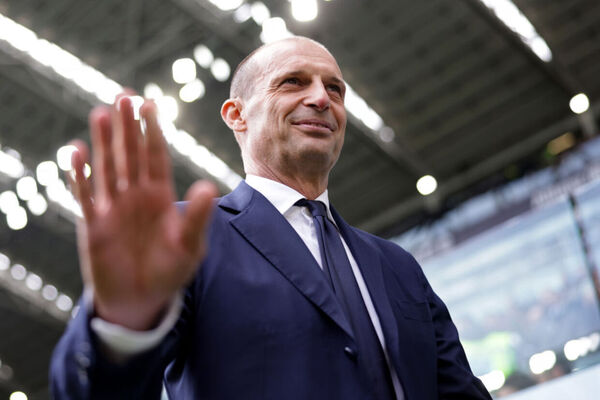 Depois de sair do Milan, Allegri assume o comando do Napoli