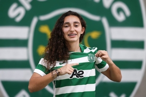 Constança Maia assina contrato profissional com o Sporting