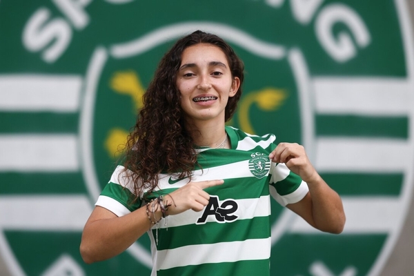 Constança Maia assina contrato profissional com o Sporting