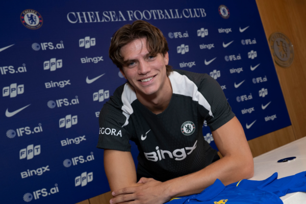 Chelsea anuncia a contratação do melhor defesa da Serie A em 2026/27