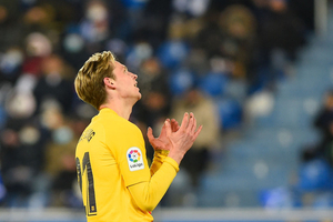 Frenkie de Jong enfrenta longa paragem após sofrer uma rotura de ligamentos