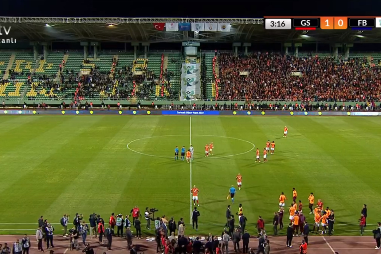 <i>Fener</i> aparece com os juniores e desiste da Supertaça em três minutos <i>Fener</i> aparece com os juniores e desiste da Supertaça em três minutos