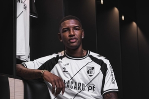 Vitória SC contrata defesa ao Aston Villa