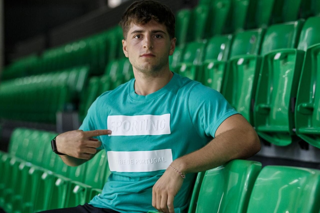 Sporting contrata internacional espanhol de 22 anos
