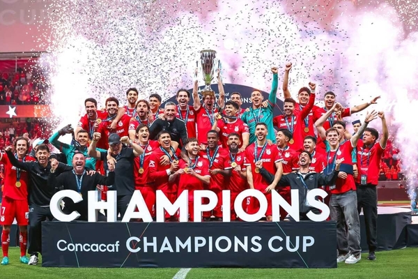 Paulinho sagra-se campeão e MVP da CONCACAF Champions Cup