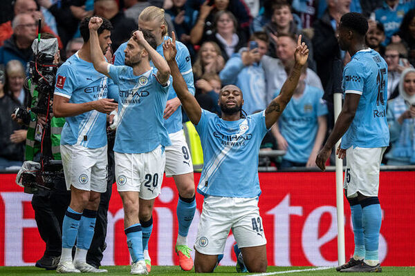 Manchester City beat Chelsea and win the competition