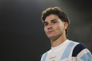 Presidente do Barcelona confirma proposta por Julián Alvarez: «O jogador quer vir»