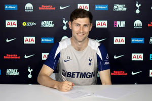 Tottenham anuncia renovação de veterano e saída de médio