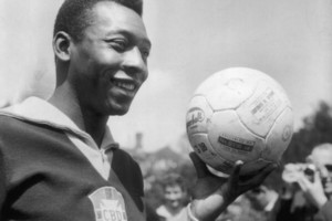 Camisola usada por Pelé na final do Mundial 1958 vendida por mais de quatro milhões de e...