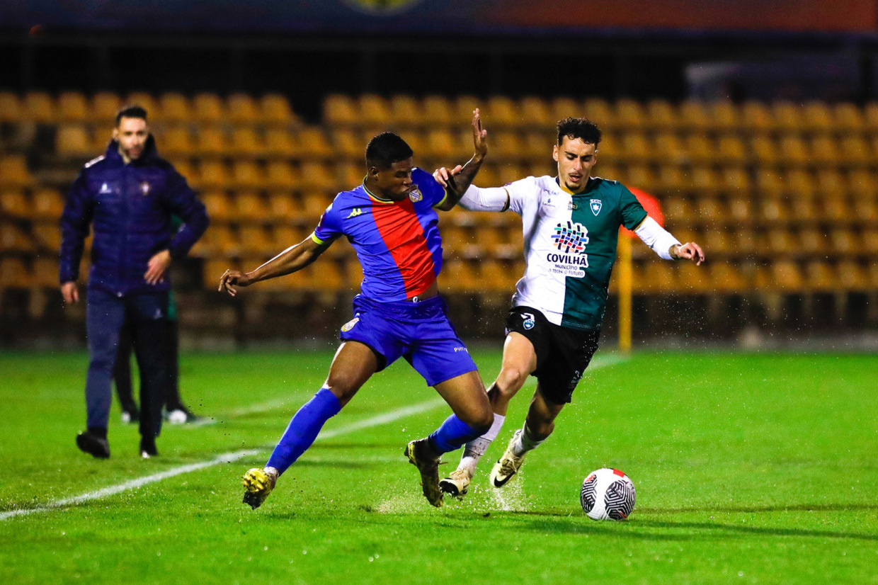 Alverca vence e pressiona rivais no topo da tabela Alverca vence e pressiona rivais no topo da tabela