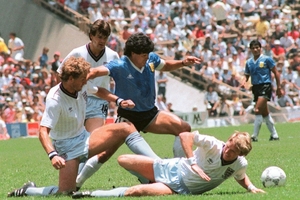 Há 40 anos, Maradona gelava Inglaterra com um golaço e a mítica «Mão de Deus»: recorde
