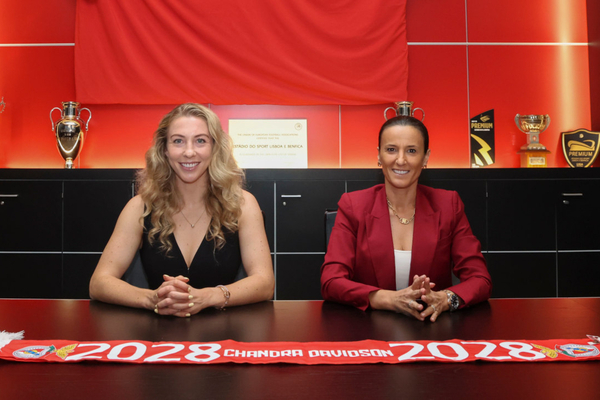 Foi quem fez mais jogos em 25/26 e fica: Chandra Davidson renova com o Benfica