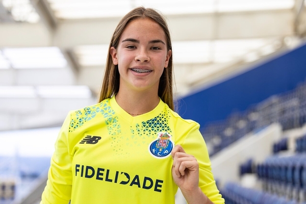 Estreou-se oficialmente aos 15 anos com a camisola do FC Porto e renova contrato