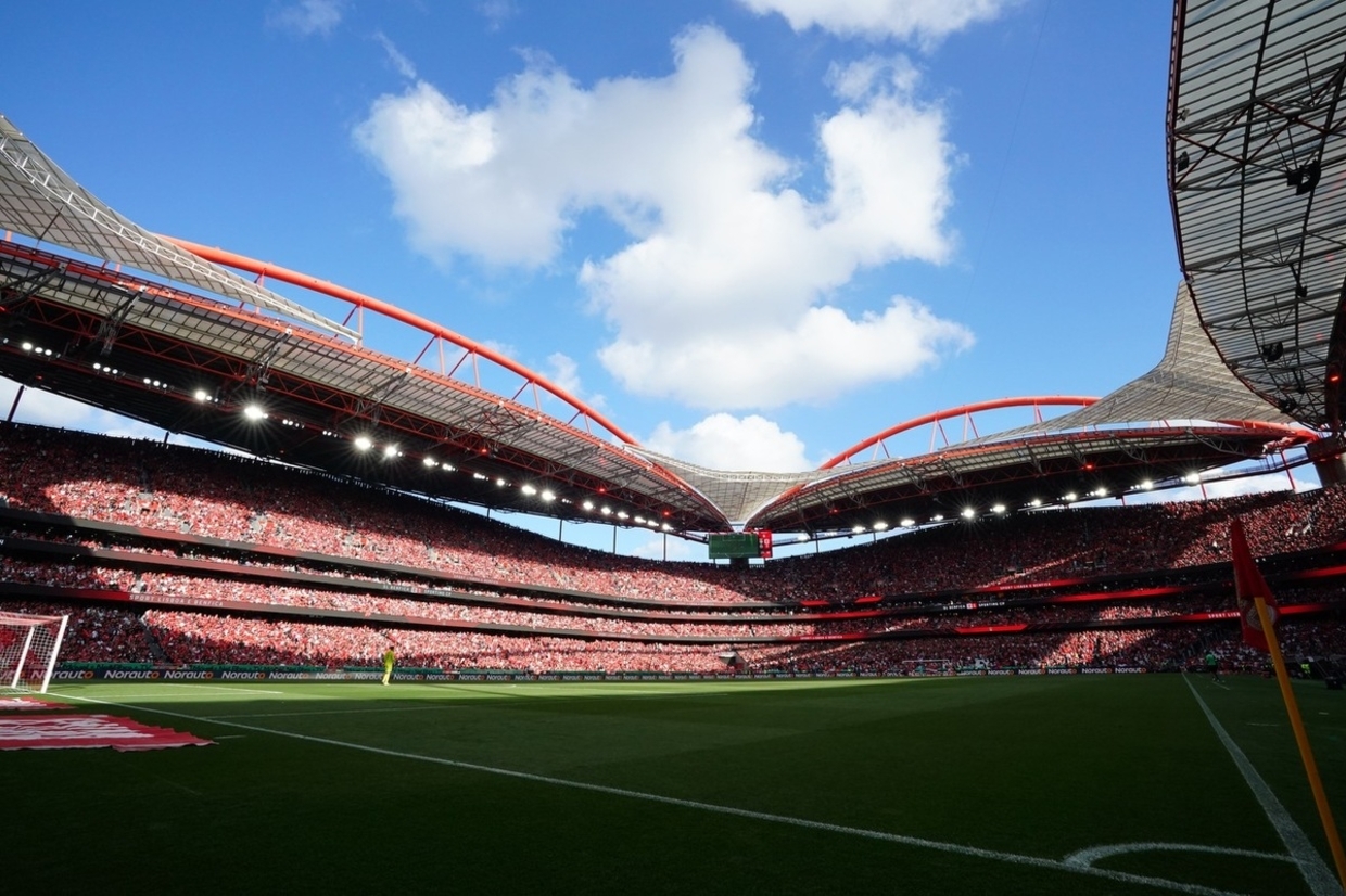 Benfica castigado com jogo à porta fechada e multa de 150 mil euros