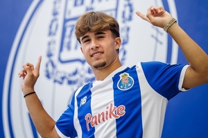 Médio de 16 anos assina contrato profissional com o FC Porto