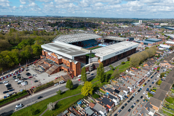 Aston Villa fecha bancada de Villa Park para obras rumo ao Euro 2028