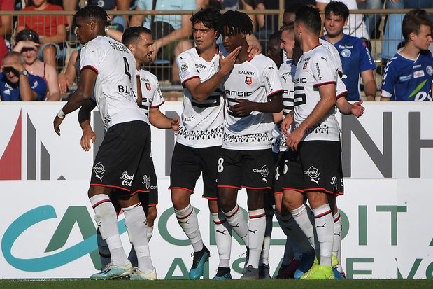 Rennes vence em Estrasburgo e agarra-se ao trono da Ligue 1 Rennes vence em Estrasburgo e agarra-se ao trono da Ligue 1