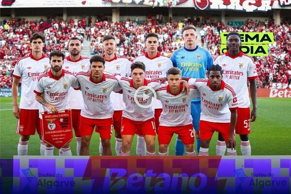 As notas da primeira aparição pública do Benfica