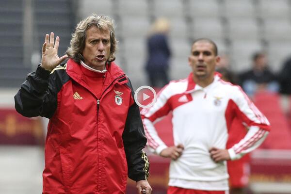 Maxi Pereira: «O primeiro ano com o Jorge Jesus foi complicado... Jogava a lateral e ele ...
