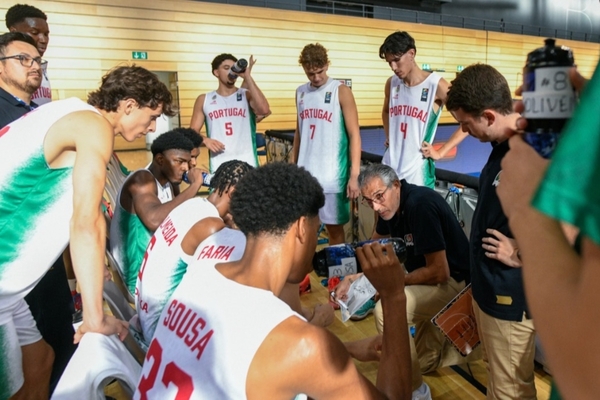 Sub-18 arrancam EuroBasket a perder