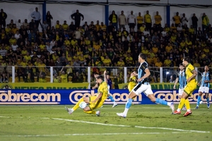 Grêmio de Luís Castro volta a perder; Fluminense empata aos 90+13 em jogo com três expu...
