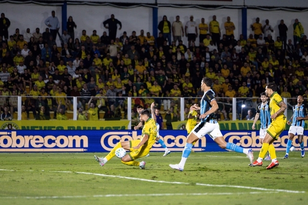 Grêmio de Luís Castro volta a perder; Fluminense empata aos 90+13 em jogo com três expu...