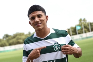 Sporting oficializa contratação de jovem extremo colombiano