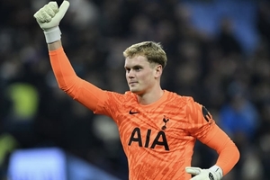 Antonin Kinsky renovou contrato com o Tottenham