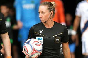 Árbitra norte-americana torna-se a primeira mulher a arbitrar um jogo do Mundial 2026