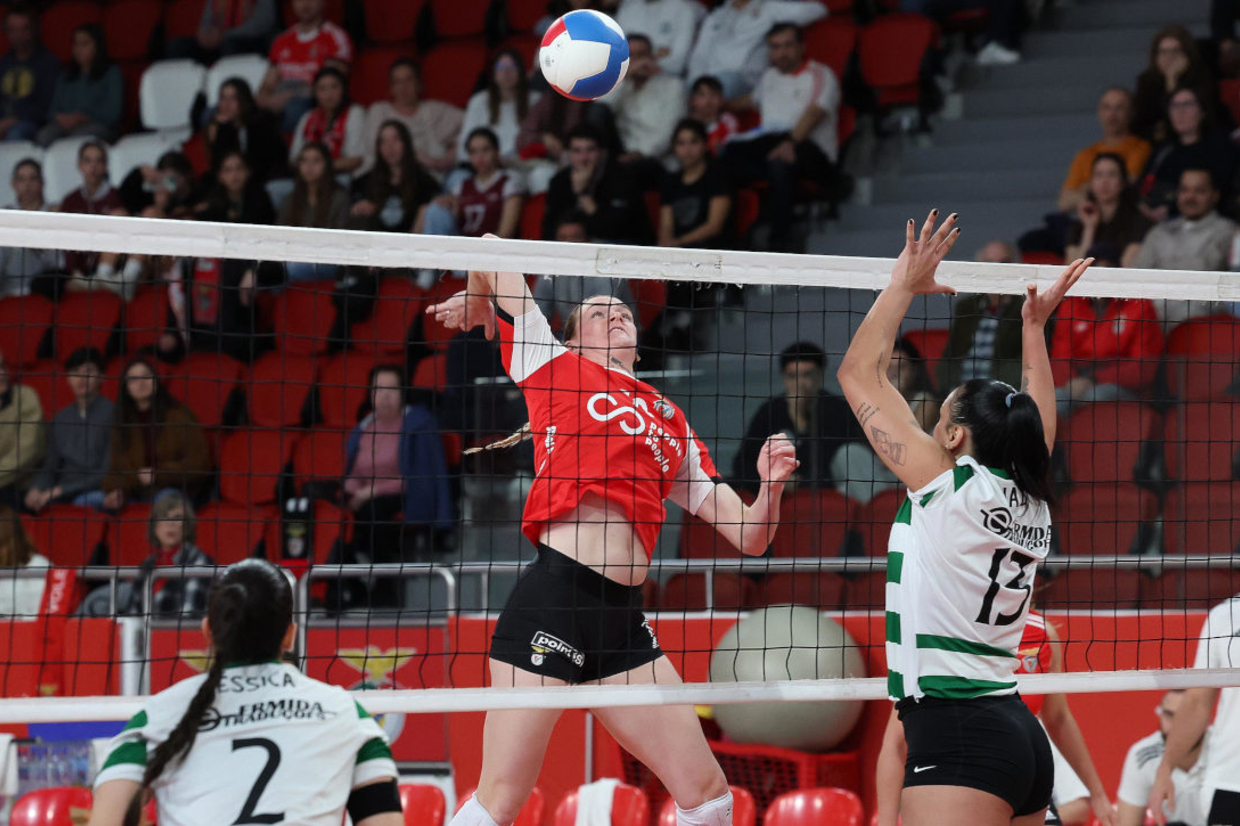 Benfica vence dérbi de voleibol com reviravolta Benfica vence dérbi de voleibol com reviravolta