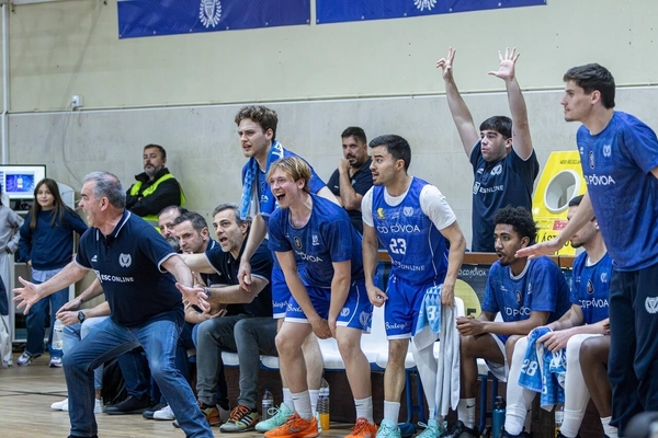 CD Póvoa vence CAB Madeira e empurra decisão do título para domingo