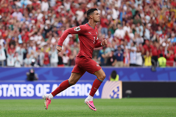 SIIIUU! Todos os recordes que Ronaldo bateu ao marcar ao Uzbequistão