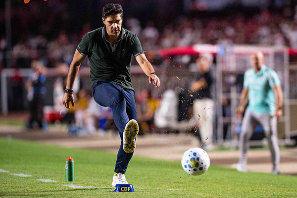 Abel atira-se ao sistema: «Parece que no futebol brasileiro se pode ser tudo, menos Abel»